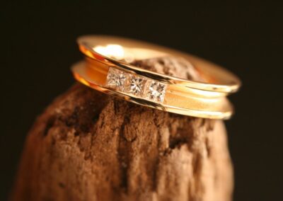 Alliance SELFOSS Or jaune et diamants taille princesse