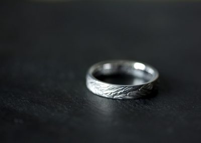 Alliance Thorsmork en or gris ciselé pour hommes