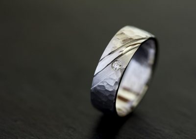 Alliance martelée et ciselée en or gris palladié diamant pour hommes