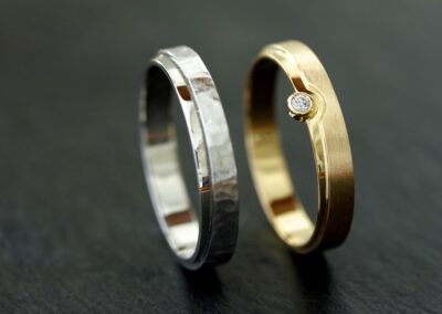 Alliances REYKJAVIK or jaune ou gris palladié martelage diamant