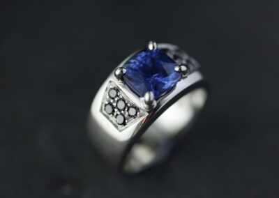 Bague or gris saphir coussin diamants