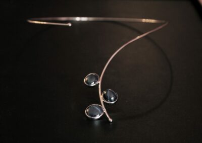 Collier CASCADE Or gris saphirs etoiles