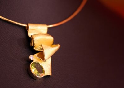 Collier OUARZAZATE Or jaune travaille en drapé mat et polis peridot diamant