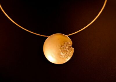 Collier SAHARA Or jaune travaille à la flamme