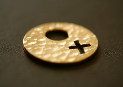 Médaille FIRST Or jaune martelé