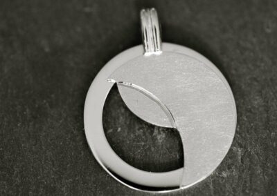 Médaille SIMPLICITÉ decoupée relief Or gris