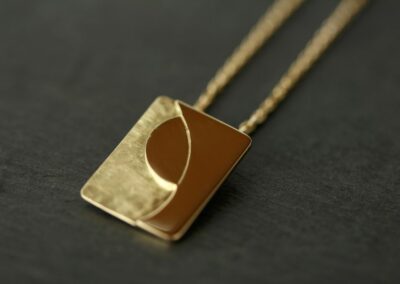 Médaille Or jaune martelage