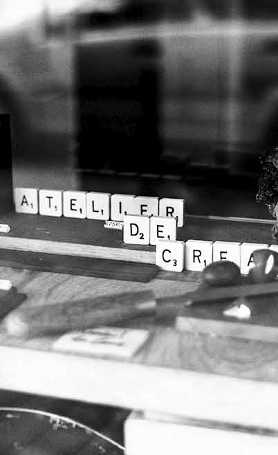 Ateliers de créations en scrabble dans la vitrine de Sébastien