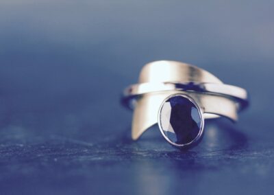 Bague GENNAKER or gris palladié or jaune et saphir