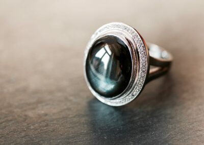 Bague GRIMSBY or gris palladié saphir noir etoile 12 branches et diamants