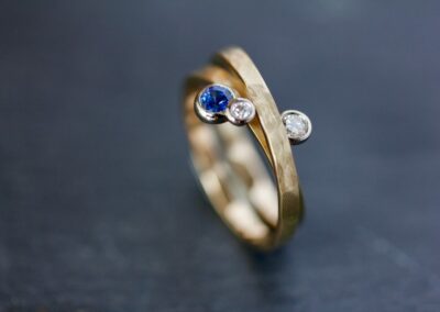 Bague INFINI or jaune diamants saphir ceylan