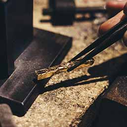 Reflet de Sébastien dans son atelier sur un miroir