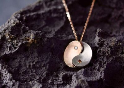 Collier YIN YANG Or gris palladié or rose diamant blanc et diamant cognac