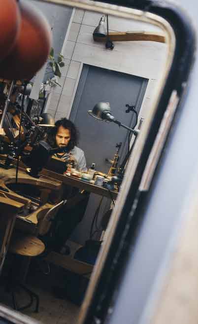Reflet de Sébastien dans son atelier sur un miroir